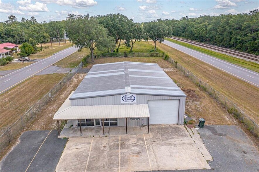 More Photos Of 414 E Jl Tyre St, Screven Showroom For Sale