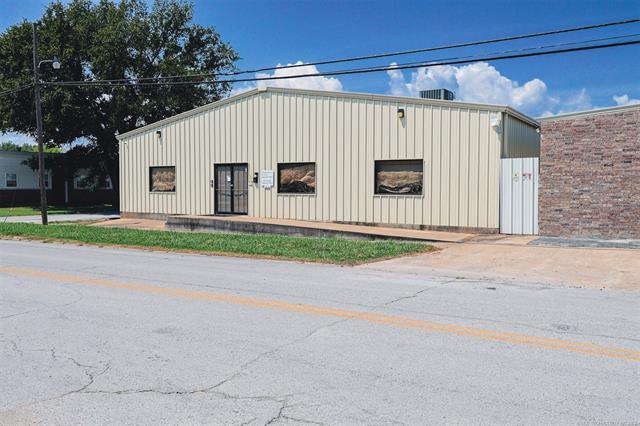 More Photos Of 114 S A St, Skiatook Warehouse For Sale