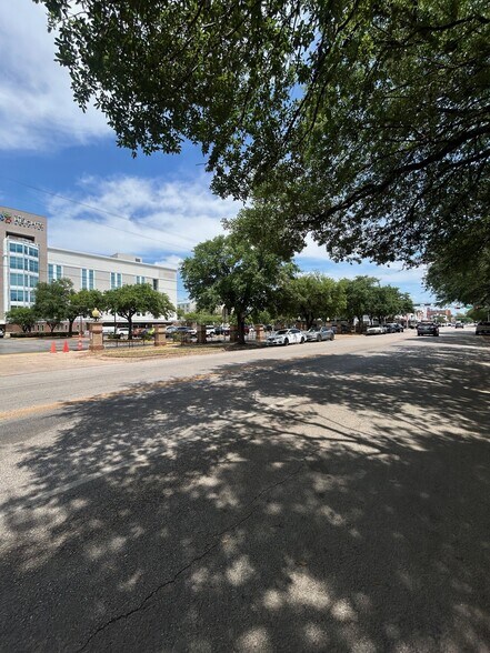 More Photos Of 420 W 19th St, Houston General Retail For Lease