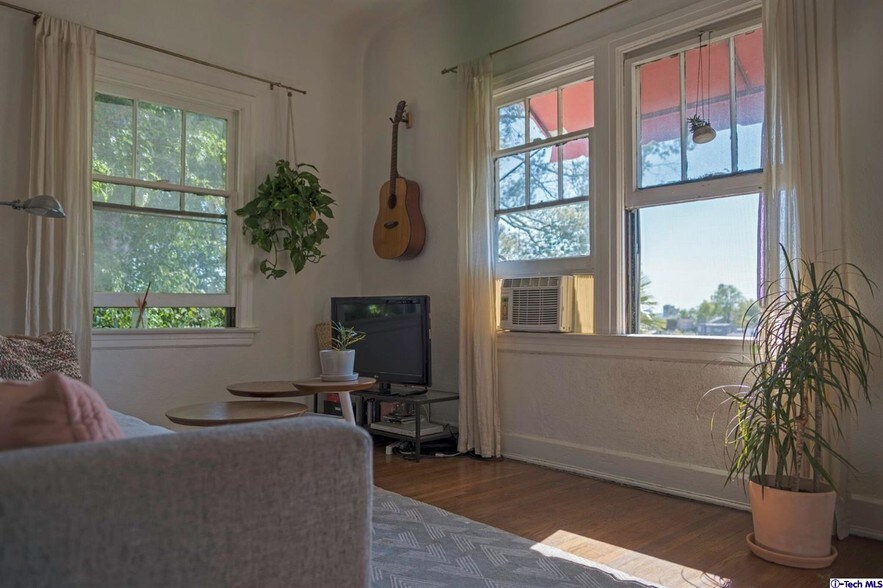 More Photos Of 3201 Hamilton Way, Los Angeles Apartments For Sale