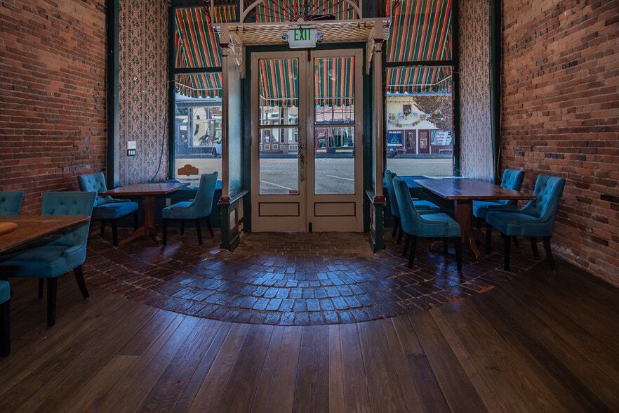 More Photos Of 115 NE Locust St, Oakland Restaurant For Sale