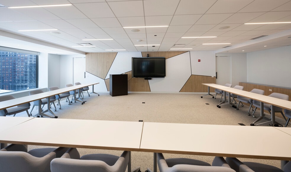 More Photos Of 230 W Monroe St, Chicago Office For Lease