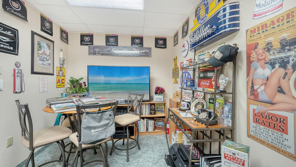 More Photos Of 2111 Whitfield Park Dr, Sarasota Showroom For Sale