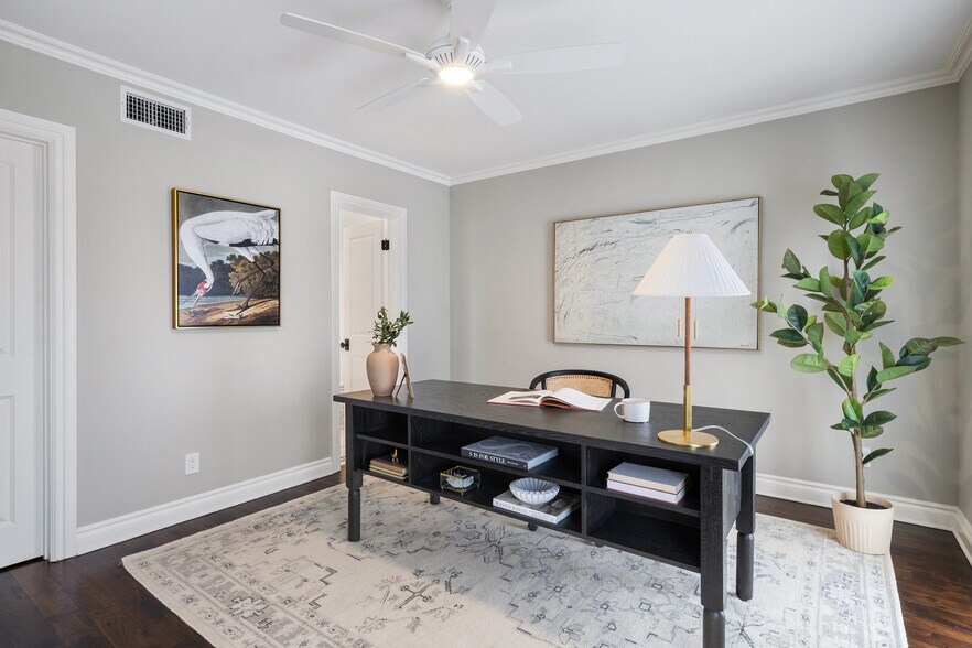 More Photos Of 1810 W 35th St, Austin Specialty For Sale