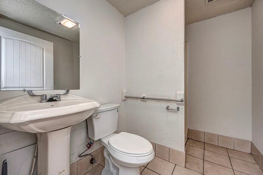 More Photos Of 116 N 2nd St, Noble Light Manufacturing For Lease