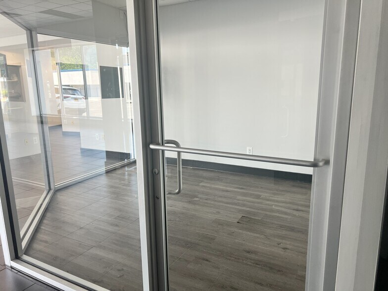 More Photos Of 1245 Central Park Ave, Yonkers Auto Dealership For Lease