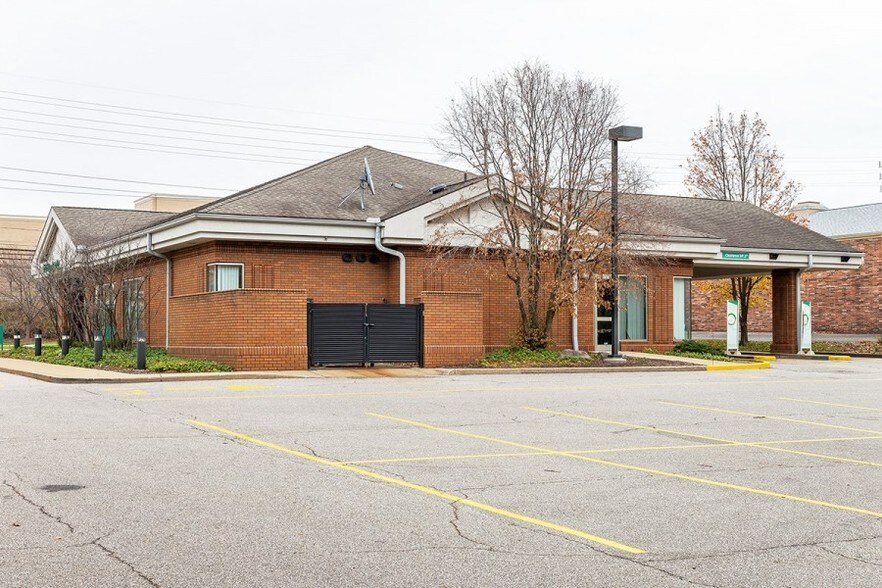 More Photos Of 690 Richmond Rd, Richmond Heights Bank For Lease