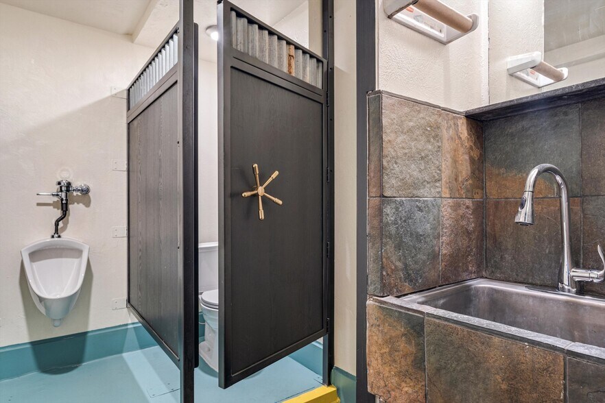 More Photos Of 141 Helman Ln, Cotati Warehouse For Lease