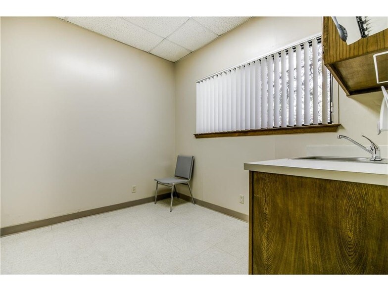 More Photos Of 2231 Peggy Ln, Garland Medical For Sale