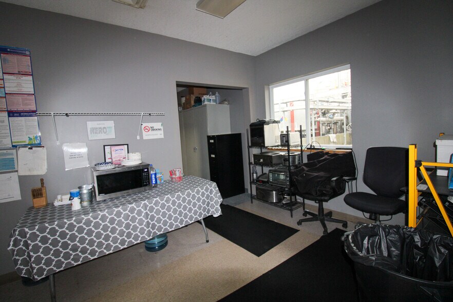 More Photos Of 5640 44th Ave S, Clinton Office For Sale