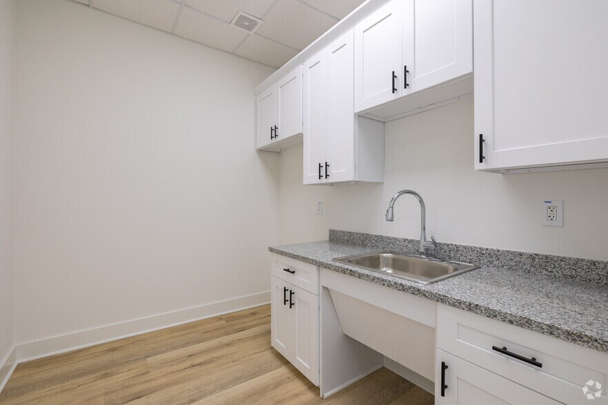 More Photos Of 30625 Kingsland Blvd, Brookshire Medical For Lease