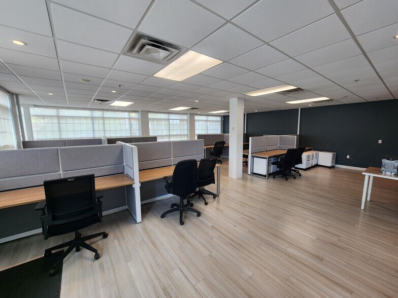 More Photos Of 2695 Av Dollard, Montréal Warehouse For Lease
