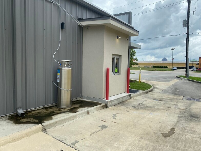 More Photos Of 2705 W Highway 30, Gonzales Freestanding For Lease