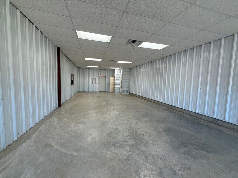 More Photos Of 204 S Walnut St, Hico General Retail For Lease