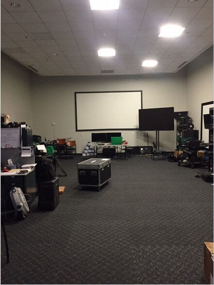 More Photos Of 16503 Air Center Blvd, Houston Unknown For Lease