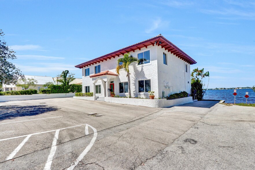 More Photos Of 117 SE Seminole St, Stuart Medical For Sale