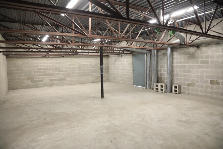 More Photos Of 2080 Harlem Ave, Riverside Auto Repair For Lease