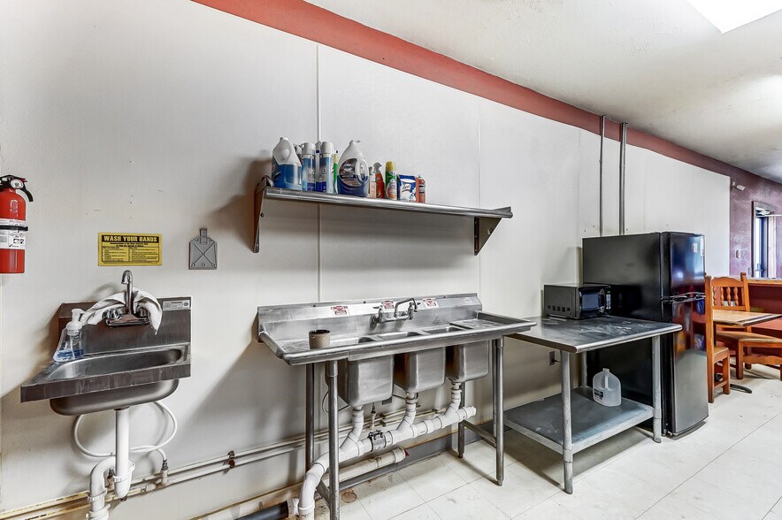 More Photos Of 20660 W Bowling Green Road, Weston Auto Repair For Lease