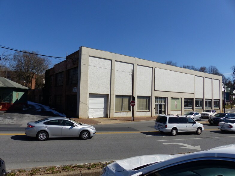 More Photos Of 709 N Augusta St, Staunton Light Distribution For Sale