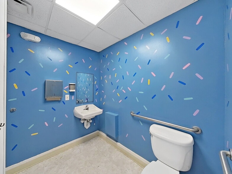 More Photos Of 18421-18423 US Highway 19 N, Clearwater Storefront For Lease