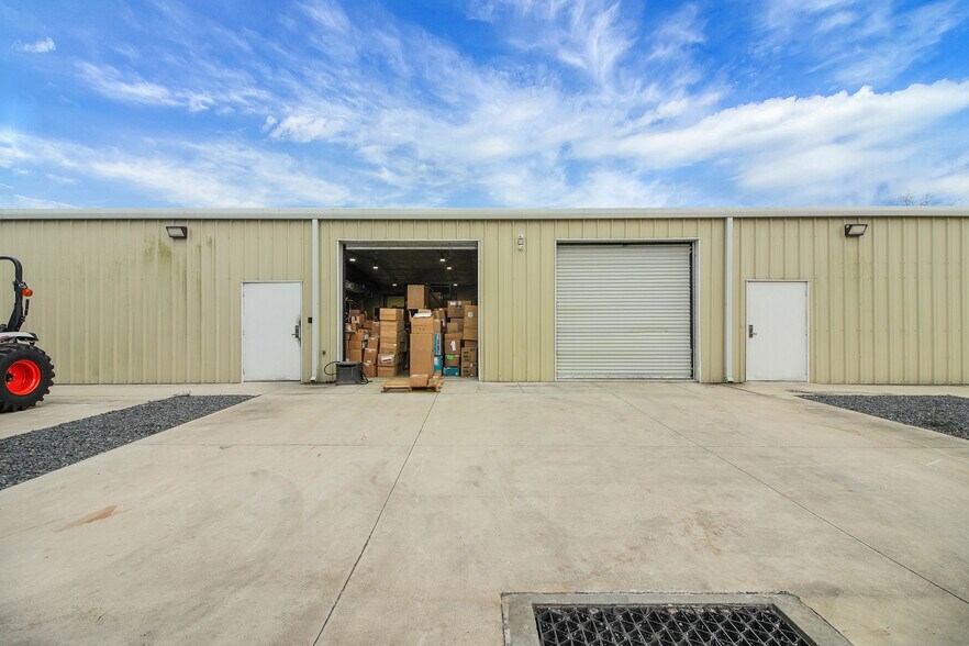 More Photos Of 1818 Greenleaf Ln, Leesburg Warehouse For Sale