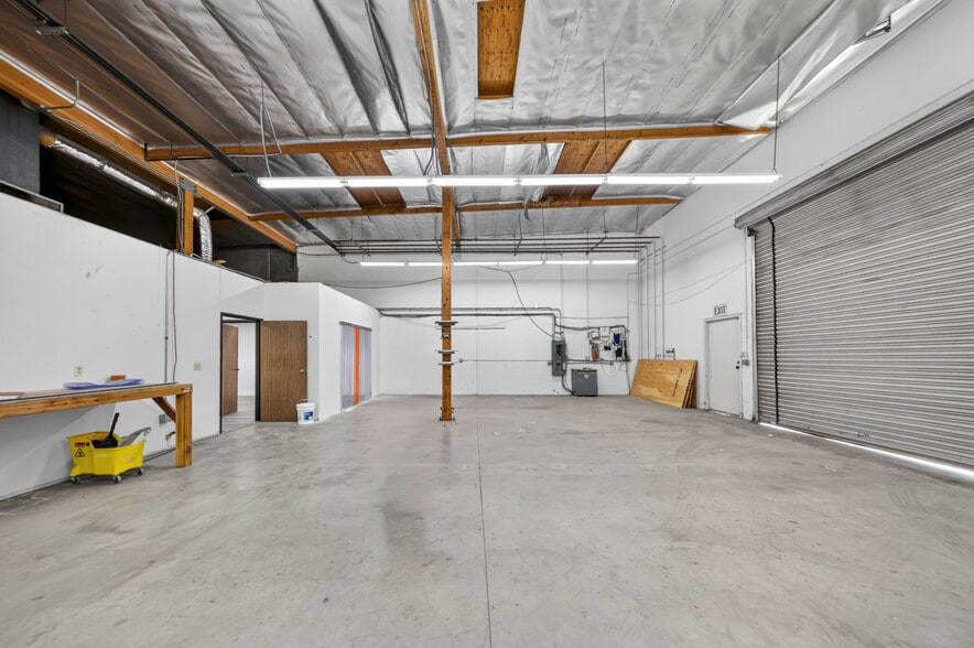 More Photos Of 21358 Nordhoff St, Chatsworth Light Distribution For Lease