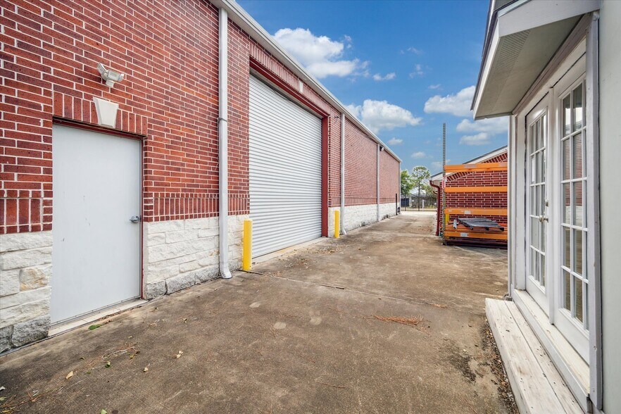More Photos Of 11126 Timber Crest Dr, Houston Warehouse For Sale