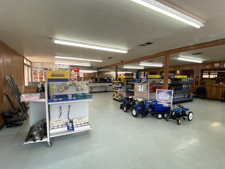 More Photos Of 425 E Front St, De Kalb Auto Dealership For Sale