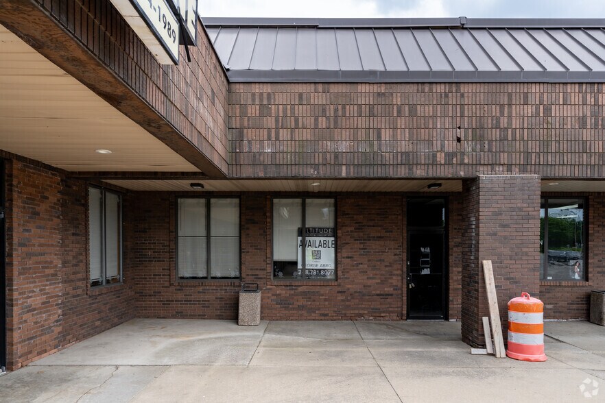 More Photos Of 11956-11972 N Saginaw St, Mount Morris General Retail For Lease