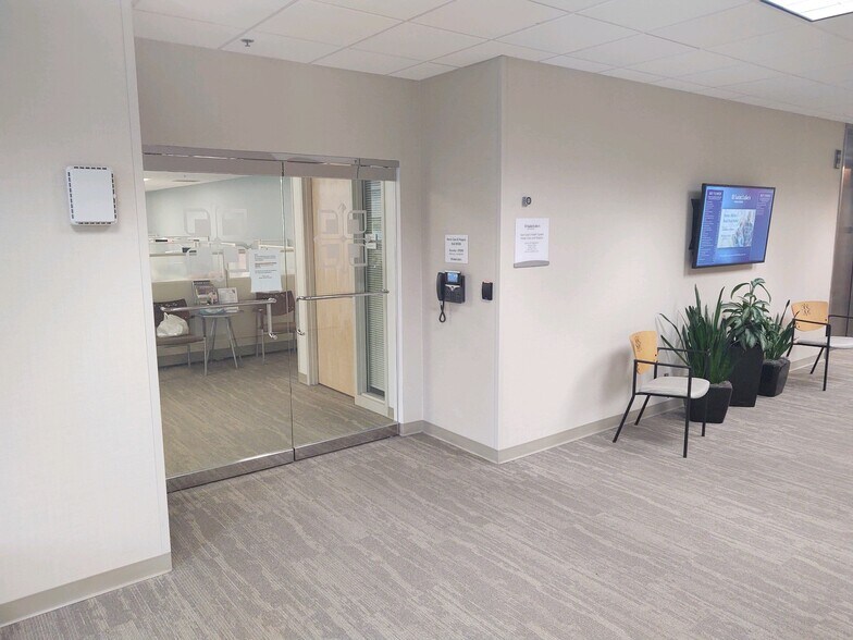 More Photos Of 903 E 104th St, Kansas City Office For Lease