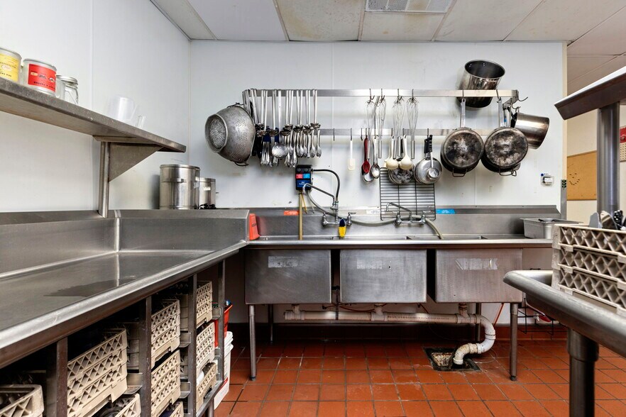 More Photos Of 250 Conicville Rd, Mount Jackson Hotel For Lease