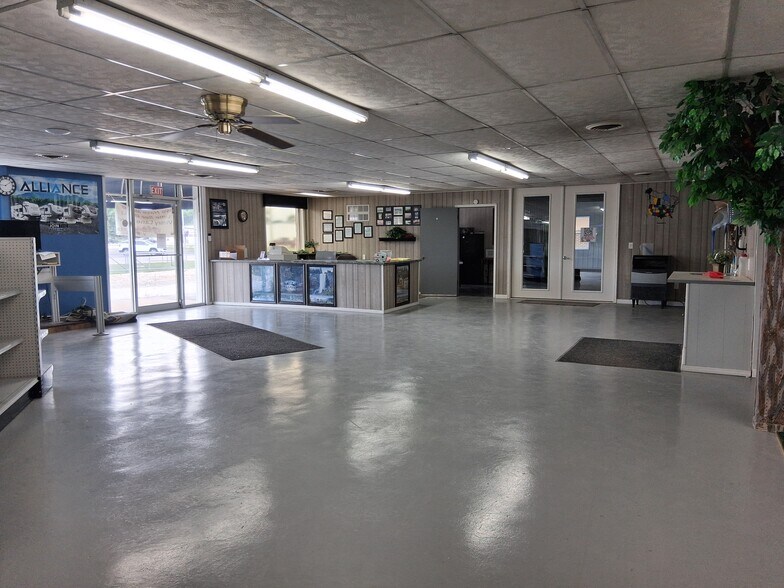 More Photos Of 1117 N Old Route 66, Litchfield General Retail For Sale