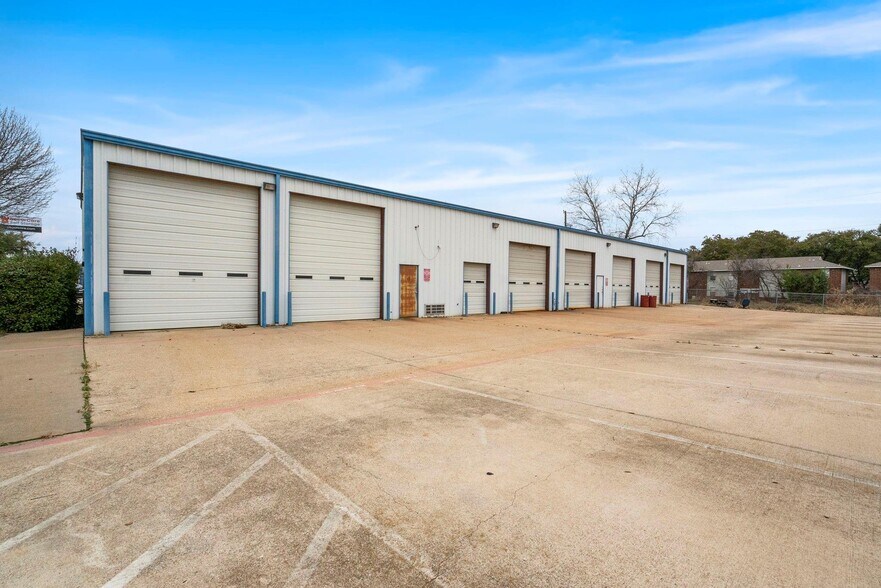 More Photos Of 240 Exchange St, Burleson Auto Dealership For Sale