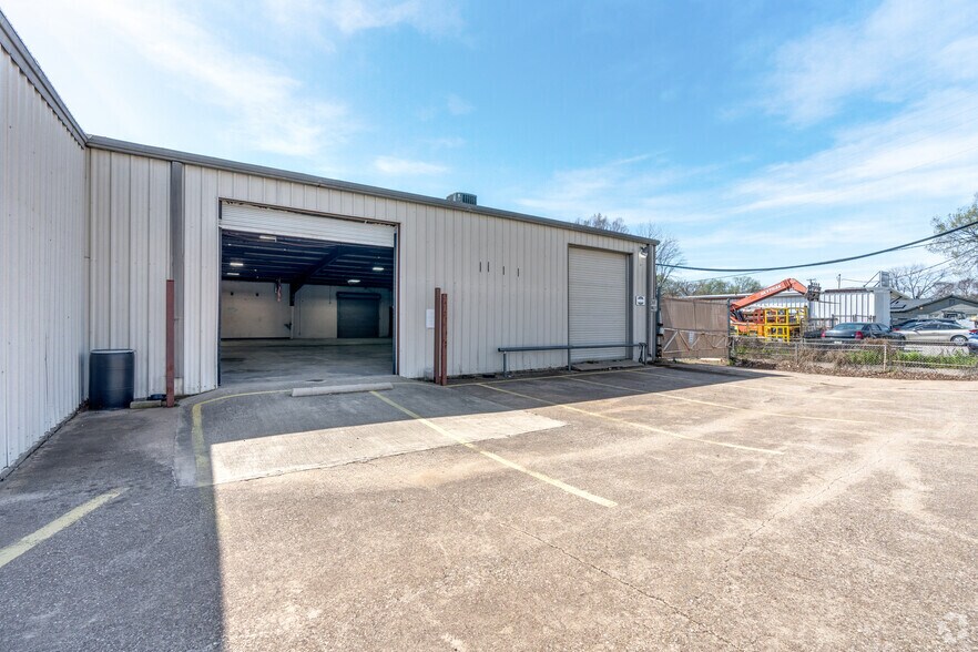 More Photos Of 2333-2337 Delante St, Haltom City Warehouse For Sale