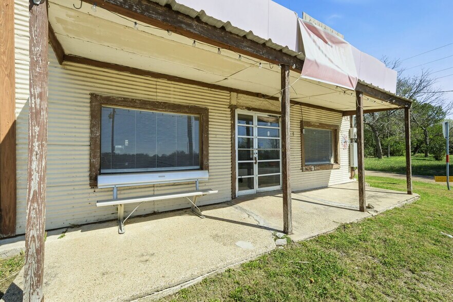 More Photos Of 110 County Road 421, Thorndale Freestanding For Sale