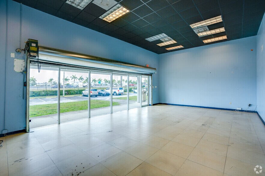 More Photos Of 900 Park Centre Blvd, Miami Gardens Showroom For Lease