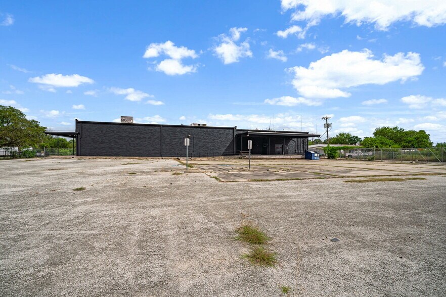More Photos Of 7503 Harlow Dr, San Antonio Freestanding For Lease