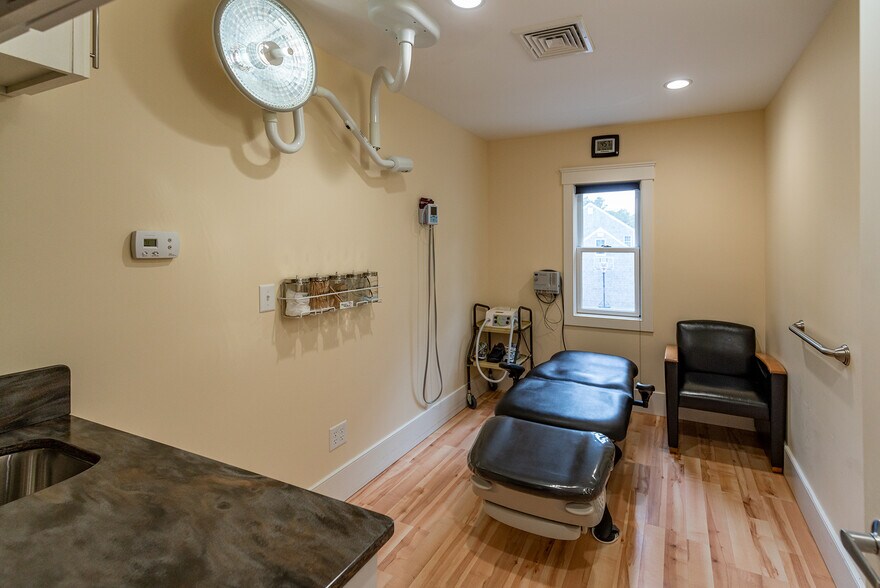 More Photos Of 31 Meetinghouse Rd, South Chatham Office For Sale