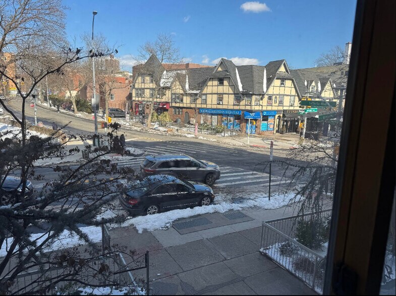 More Photos Of 11882 Metropolitan Ave, Kew Gardens Office For Sale