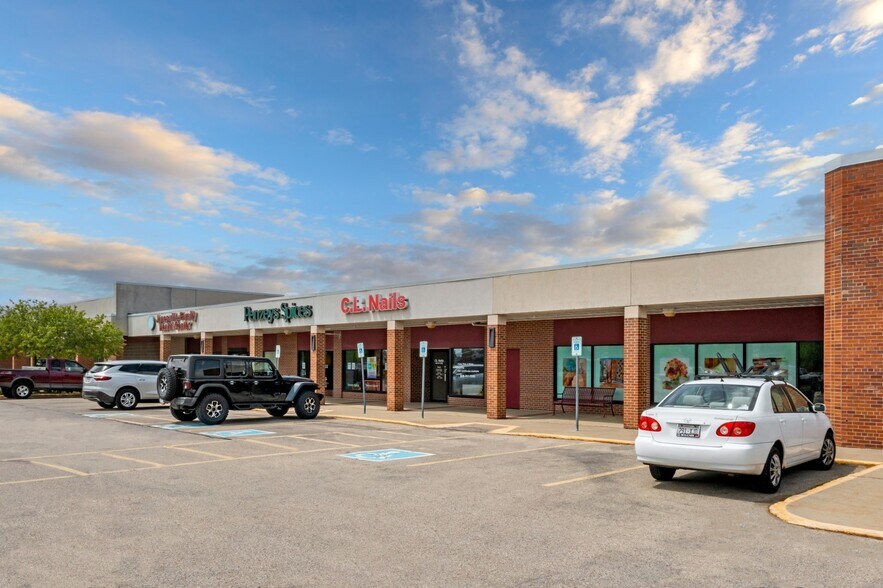 More Photos Of 1319-1413 Creston Park Dr, Janesville Storefront For Sale