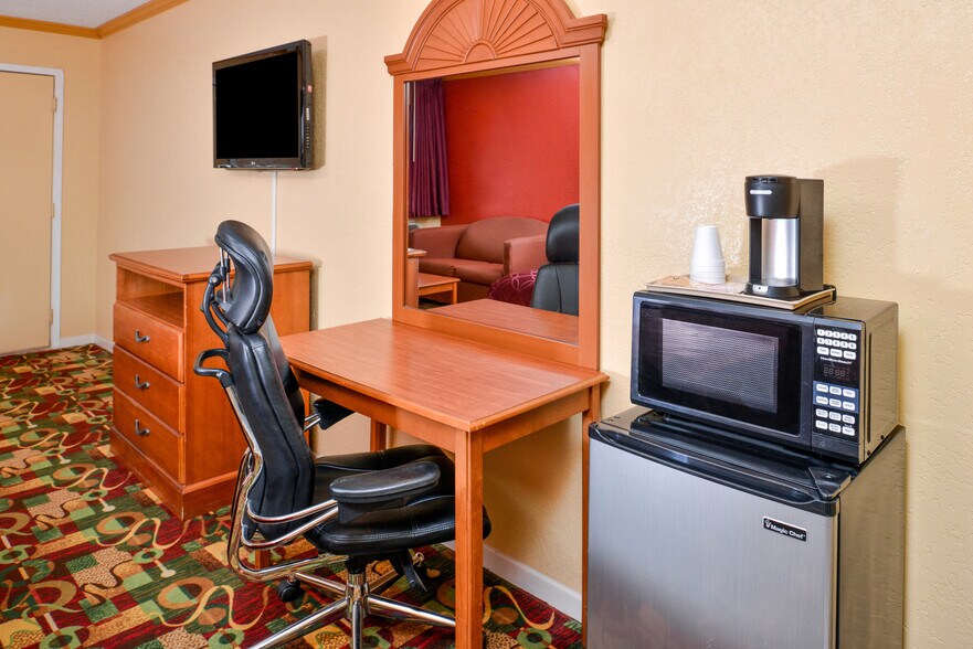 More Photos Of 15101 S Interstate 35, Buda Hotel For Sale