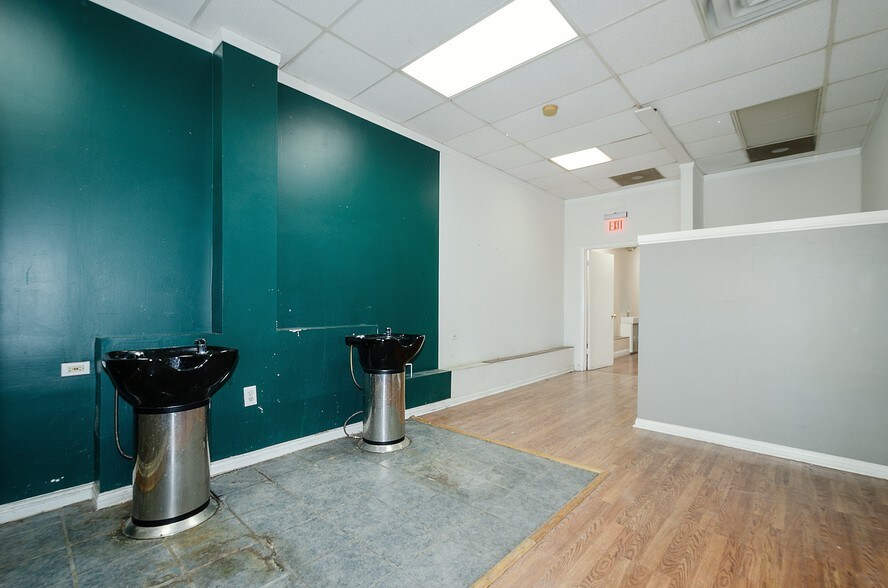 More Photos Of 9517-9519 N Milwaukee Ave, Niles Unknown For Lease