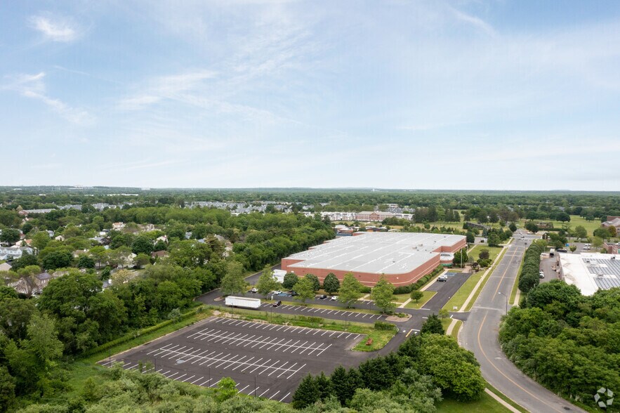 More Photos Of 555 N Research Pl, Central Islip Warehouse For Lease