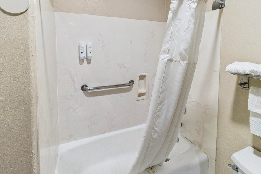 More Photos Of 17550 Northwest Fwy, Houston Hotel For Sale