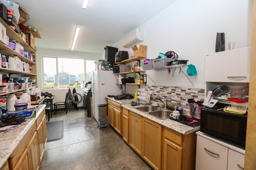 More Photos Of 135 NE Mill St, Grants Pass Storefront For Sale