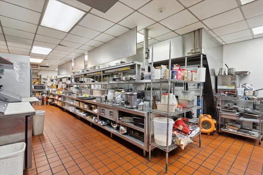 More Photos Of 3705 Ann Arbor Rd, Jackson Restaurant For Sale