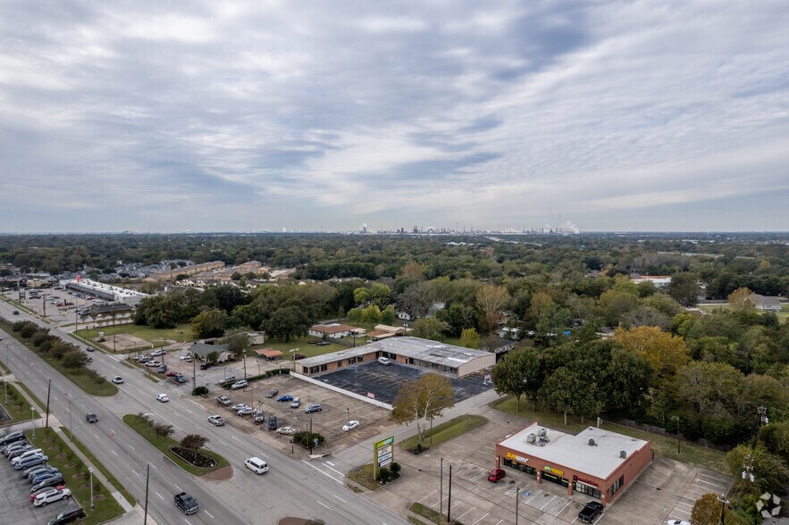 More Photos Of 1301-1309 Sandy Ln, Baytown General Retail For Sale