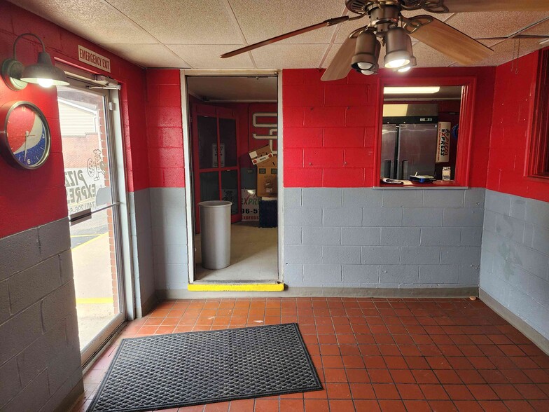 More Photos Of 114 E Main St, Saint Clairsville Restaurant For Lease