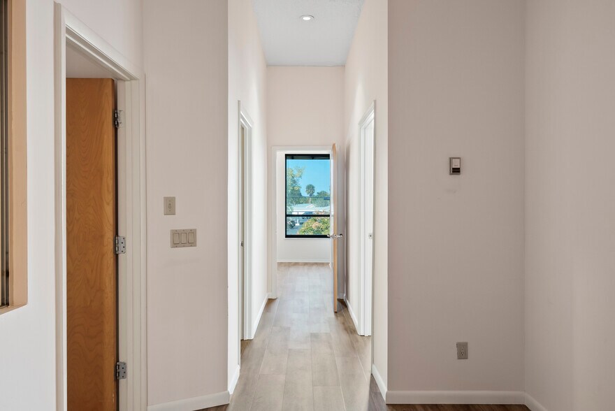 More Photos Of 900 SE Ocean Blvd, Stuart Office For Lease