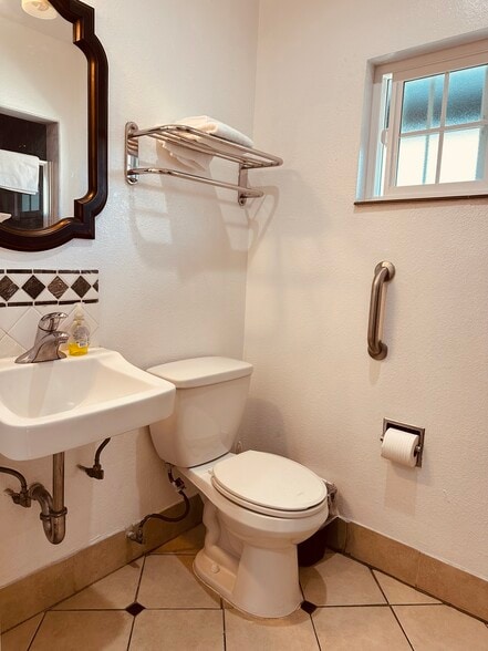 More Photos Of 5850 W Olympic Blvd, Los Angeles Hotel For Sale